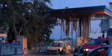 Il macabro ritrovamento dei corpi carbonizzati: le immagini della rimozione dell'auto in Calabria