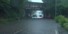 L'auto &egrave; bloccata dalla pioggia nel sottopasso: ci sono persone a bordo