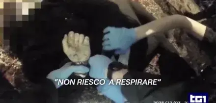 Il video shock della vittima 18enne ammanettata: 'Non respiro'. Farage cavalca la protesta