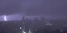 I fulmini illuminano il cielo su Milano come luci stroboscopiche