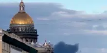 Droni attaccano infrastrutture di San Pietroburgo, il fumo dietro la cattedrale