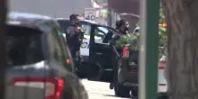 Uomo barricato in banca: in ostaggio diverse persone, l'intervento della polizia