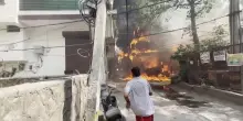 Un rogo distrugge un edificio a Nuova Delhi: ci sono almeno venti morti e decine di feriti