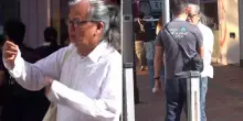 Hong Kong, annoda un filo rosso per ricordare Tienanmen: agenti in borghese lo fermano subito