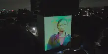 I volti dei lavoratori delle piantagioni di caff&egrave; illuminano i grattacieli di Nairobi