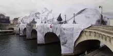 Parigi, la &ldquo;caverna&rdquo; sul Pont Neuf squarciata dal vento: rinviata l'apertura