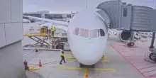 Francoforte, cede il carrello di un Boeing: il muso dell'aereo crolla al gate