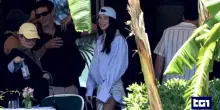 A Palermo paparazzi a caccia di Dua Lipa e Callum Turner: l'attesa per la festa