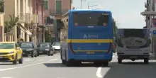 Undicenne lasciato a piedi dal bus, aveva dimenticato l'abbonamento a casa