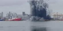 Il boato e la colonna di fumo: l&rsquo;istante in cui un drone navale esplode in un porto della Romania