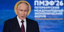 Russia, 25 droni intercettati a San Pietroburgo. Zelensky a Putin: "Incontriamoci". Gelo dallo zar
