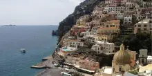 Frana sulla strada di Positano, un migliaio di persone isolate