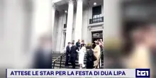La festa di Dua Lipa e Callum Turner in piazza davanti al palazzo del Gattopardo