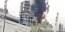 Una raffineria di petrolio a Tyumen &egrave; in fiamme: droni ucraini in Russia