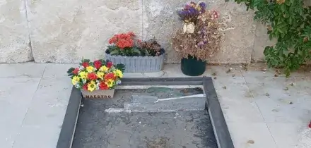 Roma, rubata la lapide della tomba di Gigi Proietti al Verano