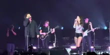 Olivia Rodrigo svela sul palco il duetto con Robert Smith: sar&agrave; nel nuovo album in uscita
