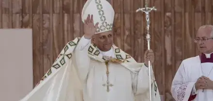 Il Papa in Spagna: un milione alla Messa nella piazza-icona di Madrid. Corteo per il Corpus Domini