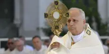 Il Papa in Spagna: un milione alla Messa nella piazza-icona di Madrid. Corteo per il Corpus Domini