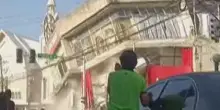 Terremoto nelle Filippine, l'edificio si sgretola in un attimo davanti ai passanti