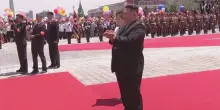 Xi Jinping a Pyongyang da Kim Jong-un: "L'amicizia tra Cina e Corea del Nord &egrave; invincibile"