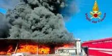 Maxi incendio in un capannone a Vicopisano: fumo e paura