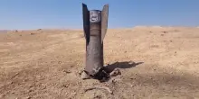 Missile iraniano verso Israele: le immagini del frammento conficcato nel terreno