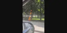 Crocifisso in fiamme in un parco di Chicago, il video ripreso dai passanti