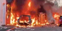 Belfast, il salvataggio dei residenti tra le fiamme dopo le violente proteste anti-immigrazione