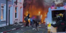 Belfast, guerriglia di strada e pogrom contro gli immigrati