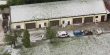 Maltempo in Lombardia, prato imbiancato dalla grandine a Legnano