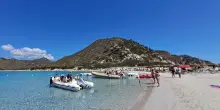 Spiaggia Villasimius, dopo rogo: numero chiuso e ombrelloni solo per famiglie con bambini e over 65