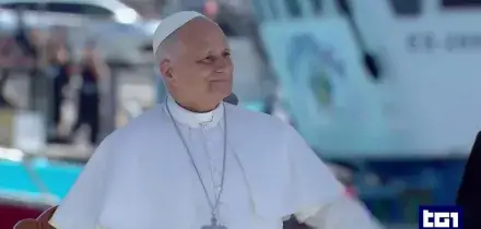 Leone sulle orme di Francesco, lungo le rotte dei migranti: omaggio floreale nel mare delle Canarie