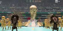 Mondiali, cerimonia di apertura: un&rsquo;enorme Coppa del Mondo si alza nello stadio