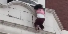 La bimba &egrave; appesa al davanzale: salvata in extremis da un poliziotto e da un altro uomo