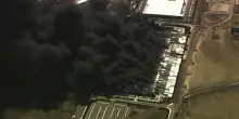 California, enorme incendio in un magazzino di prodotti medicali: il cielo si riempie di fumo nero