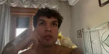 Blanco si prepara per la maturit&agrave;: il video mentre ripassa per l'esame