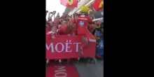 La corsa e il salto tra le braccia dei meccanici: la gioia di Lewis Hamilton ha colori della Ferrari