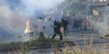 Ginevra: scontri tra manifestanti e polizia al corteo No G7, black bloc verso l'Onu