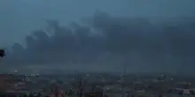 Il fumo sopra Kiev dopo l'attacco russo, l'alba sorge sopra la citt&agrave; colpita dai missili