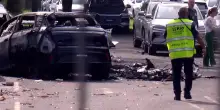 Gli elicotteri si scontrano in volo e precipitano in un parcheggio: sei morti