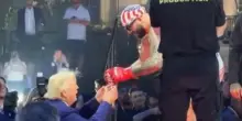 Josh Hokit regala la sua collana a Trump durante l'evento UFC alla Casa Bianca