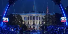 Lo show di Trump per i suoi 80 anni: combattimenti, arti marziali e cerimonie private