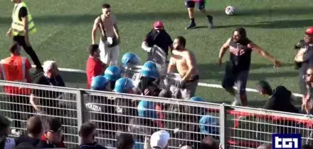 Taranto, sfuma la Serie D: tensione in campo, tifosi contro i giocatori
