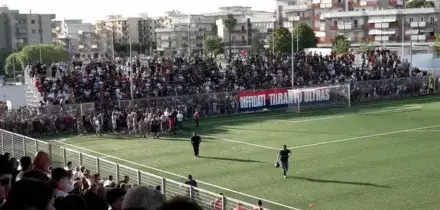 Taranto, sogno Serie D infranto: tensione tra tifosi e calciatori