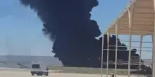 Il fuoco, il grande fumo nero dopo lo schianto del bombardiere B52 esploso in California