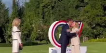Il presidente Macron accoglie Giorgia Meloni al G7 sulle note di &ldquo;Felicit&agrave;&rdquo;: il video sui social