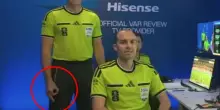 Arbitro accusato di gesto suprematista in sala Var: "Era un tic involontario", la Fifa lo assolve