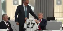 Il cancelliere tedesco Merz regala a Trump la maglia della Germania
