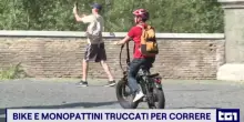 Bici e monopattini truccati per correre