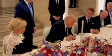 Trump sigla l'accordo di intesa a Versailles: il momento della firma